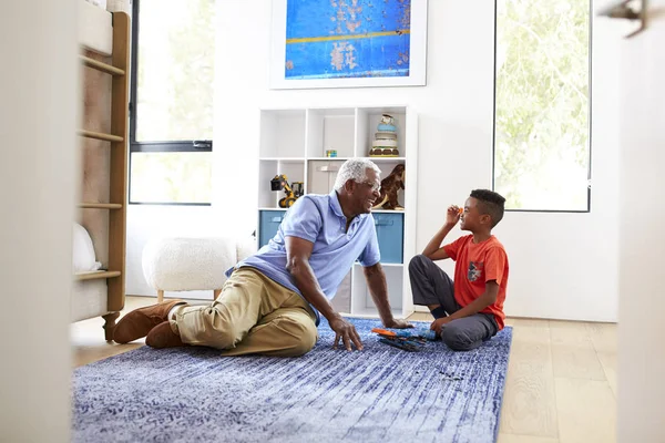 Abuelo Con Nieto Acostado Alfombra Casa Construyendo Modelo Robótico Juntos — Foto de Stock