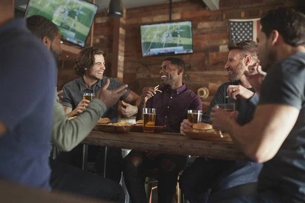 Masculino Amigos Beber Cerveja Comer Hambúrgueres Esportes Bar — Fotografia de Stock