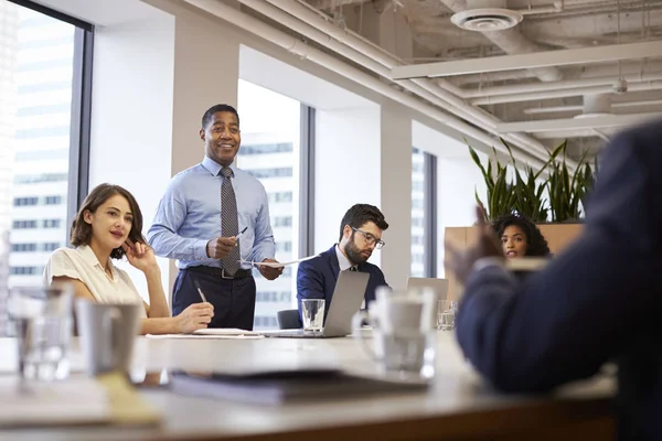 Volwassen Zakenman Staat Het Geven Van Presentatie Aan Collega Moderne — Stockfoto