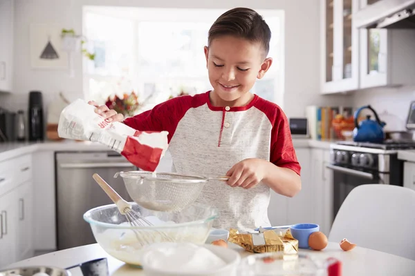 Předškolní Chlapec Přidáváním Mouky Kuchyňské Směsi Kuchyni Úsměvem Zblízka — Stock fotografie