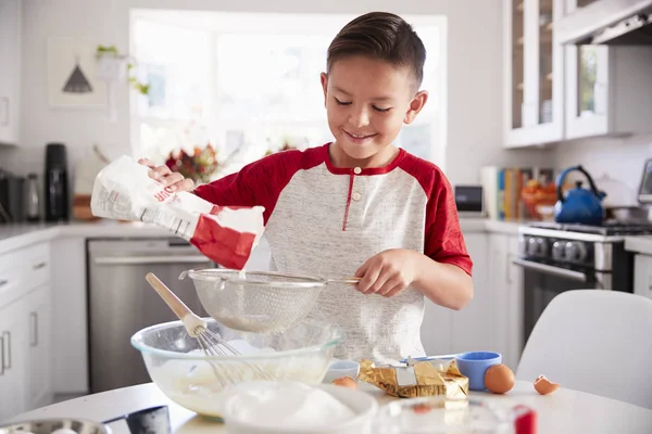 Pre Adolescente Niño Añadiendo Harina Mezcla Pastel Cocina Por Cuenta — Foto de Stock