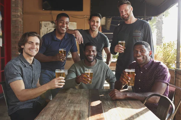 Grupa Męski Przyjaciele Spotkanie Sportowy Bar Making Toast Razem Camera — Zdjęcie stockowe