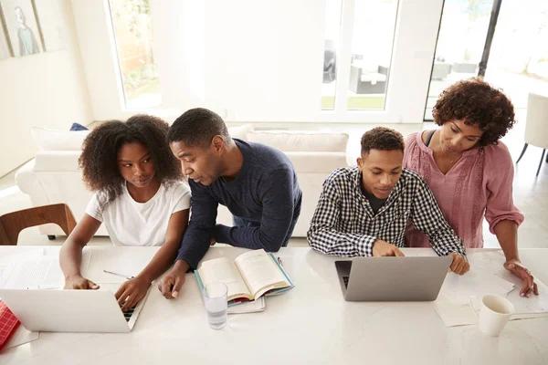 Pais Negros Meia Idade Ajudando Seus Filhos Adolescentes Usando Laptops — Fotografia de Stock