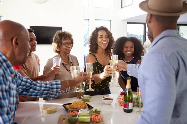 Una Familia Negra Tres Generaciones Celebrando Juntos Brindis Con Champán —  Fotos de Stock