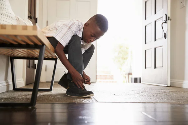 Niedriger Blickwinkel Pre Teenie Schwarzer Junge Der Schuhe Bindet Bevor — Stockfoto