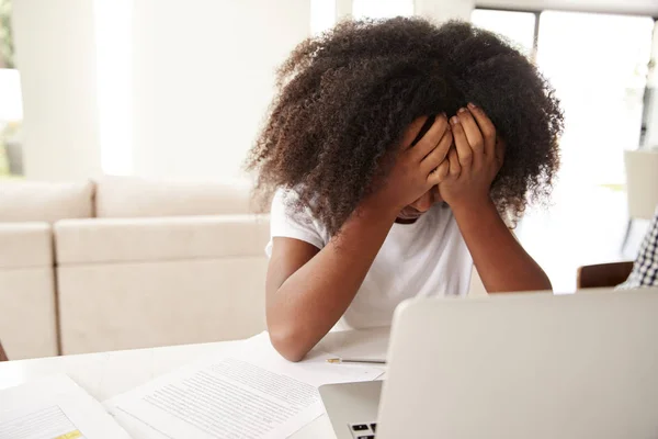 沮丧的年轻青少年黑人女孩与头在手使用笔记本电脑在家里 — 图库照片