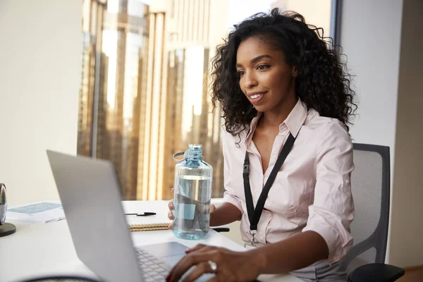 Zakenvrouw Met Laptop Zittend Bureau Houden Van Gehydrateerd Drinken Van — Stockfoto