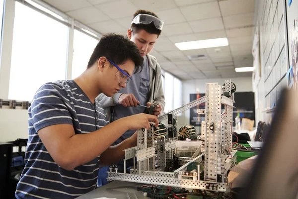 Två Manliga Högskolestudenter Bygga Maskin Science Robotics Eller Ingenjörs Klass — Stockfoto