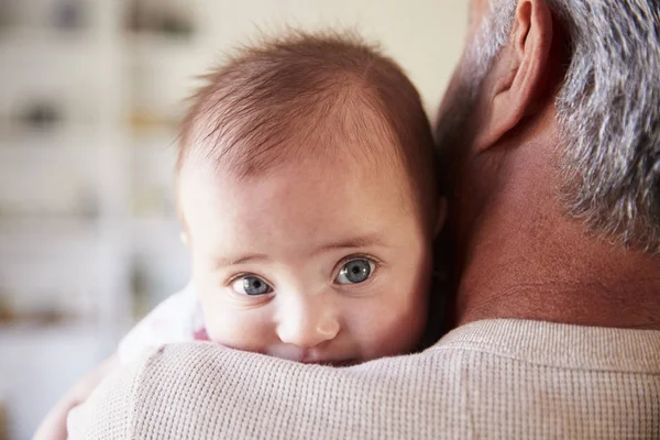 Över Axeln Närbild Farfar Håller Sin Bebis Barnbarn Baby Söker — Stockfoto