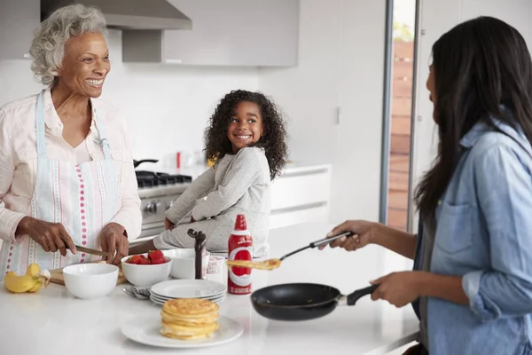 Multi Generation Kobieta Rodzina Kuchni Domu Making Naleśniki Razem — Zdjęcie stockowe