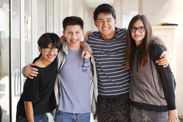 Retrato Amigos Estudiantes Universitarios Sonrientes Pasillo Del Edificio —  Fotos de Stock