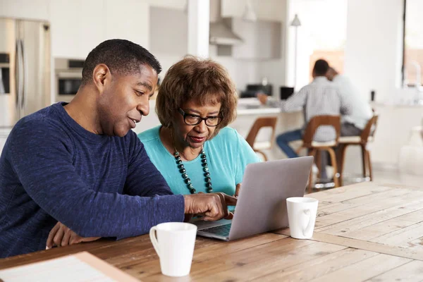 Hombre Negro Mediana Edad Ayudando Madre Con Ordenador Portátil Casa — Foto de Stock