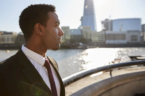 Jonge Zwarte Zakenman Met Shirt Stropdas Bij Rivier Theems Londen — Stockfoto