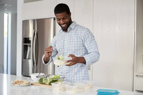 Man Keuken Bereidt Eiwitrijk Meel Voor Zet Porties Plastic Containers — Stockfoto