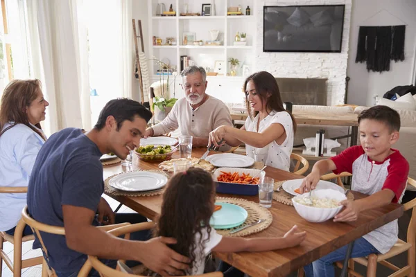 Famiglia Ispanica Tre Generazioni Seduta Tavola Prima Cena — Foto Stock