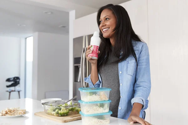 Mujer Cocina Preparando Comida Saludable Bebiendo Batido Proteína Botella —  Fotos de Stock