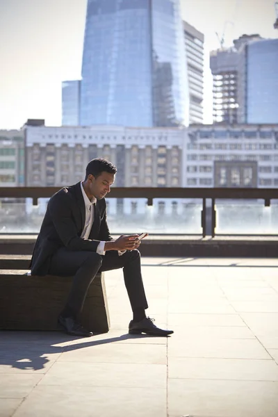 Millennial Hombre Negocios Negro Con Traje Negro Camisa Blanca Sentado — Foto de Stock