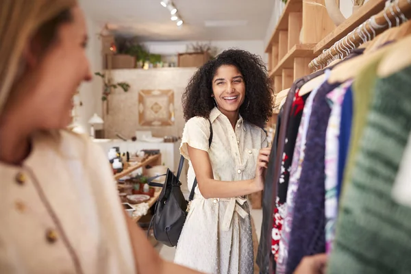 Két Női Barátok Shopping Ruházati Store Keres Állványok — Stock Fotó