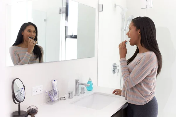 Mulher Olhando Para Reflexão Espelho Banheiro Escovando Dentes — Fotografia de Stock