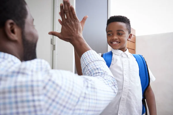 Vader Geeft Zoon Hoog Vijf Als Hij Vertrekt Voor School — Stockfoto