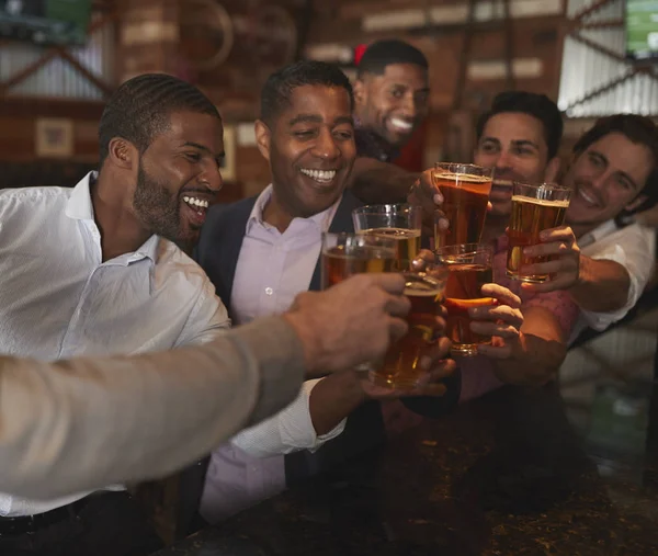 Grupo Amigos Masculinos Noche Para Despedida Soltero Bar Haciendo Tostadas —  Fotos de Stock