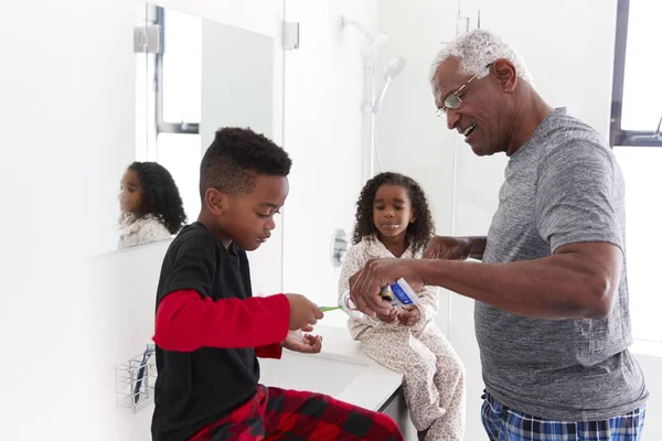 Abuelo Baño Usando Pijamas Ayudando Los Nietos Cepillarse Los Dientes — Foto de Stock