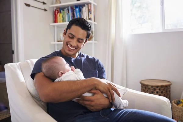 誇りに思うヒスパニック系の父親は 4ヶ月の息子を抱きしめて座り 水平に — ストック写真