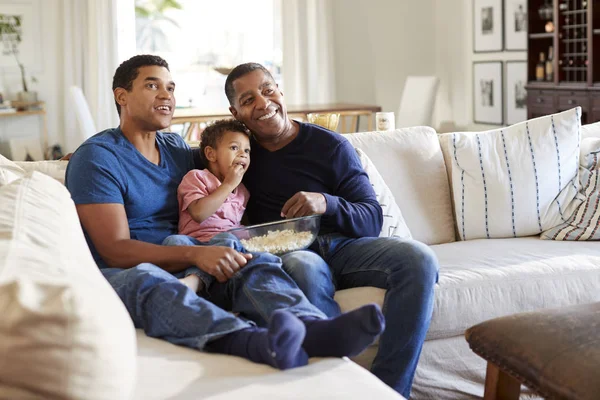 三代男性家庭组坐在客厅的一张小睡和看电视 选择性的焦点 — 图库照片