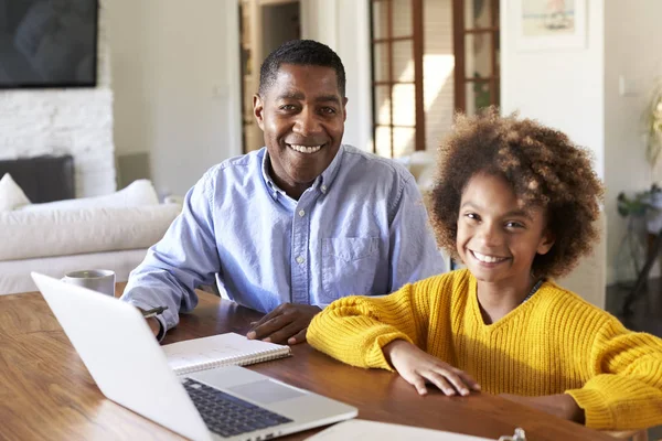 Pré Adolescent Fille Noire Son Tuteur Masculin Assis Une Table — Photo