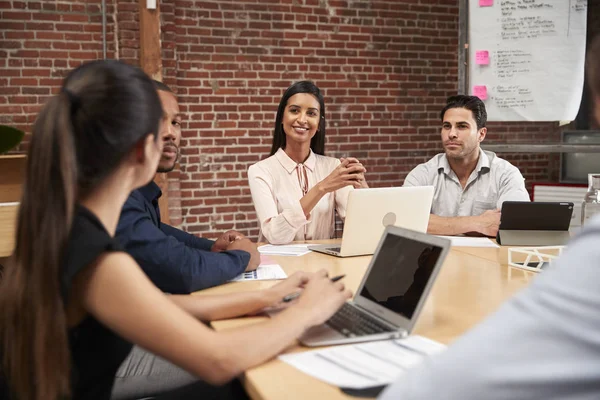 Joven Empresaria Dirigiendo Una Reunión Oficina Alrededor Mesa — Foto de Stock