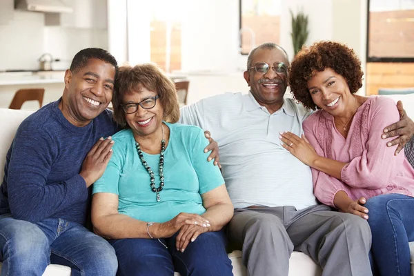 中年黑人夫妇和父母坐在家里 微笑着对着镜头 — 图库照片