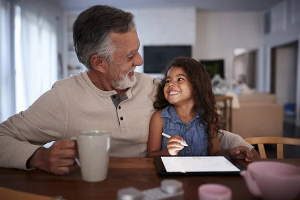 Senior Hispanic Man Met Zijn Kleindochter Met Behulp Van Tablet — Stockfoto