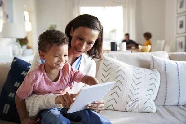 Close Van Jonge Moeder Zittend Een Bank Woonkamer Met Haar — Stockfoto