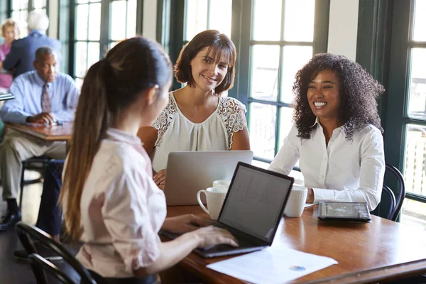 Γυναίκες Επιχειρηματίες Που Έχουν Άτυπη Συνάντηση Γύρω Από Τραπέζι Στην — Φωτογραφία Αρχείου