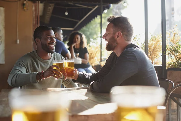 Dos Amigos Masculinos Reúnen Bar Deportivo Haciendo Tostadas Juntos — Foto de Stock