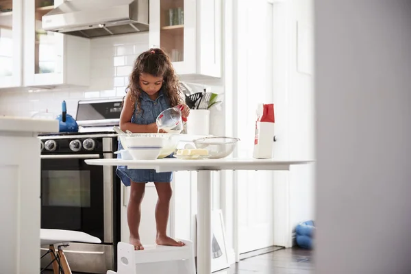 Νεαρό Κορίτσι Στην Κουζίνα Κάνει Μείγμα Κέικ Από Μόνη Της — Φωτογραφία Αρχείου