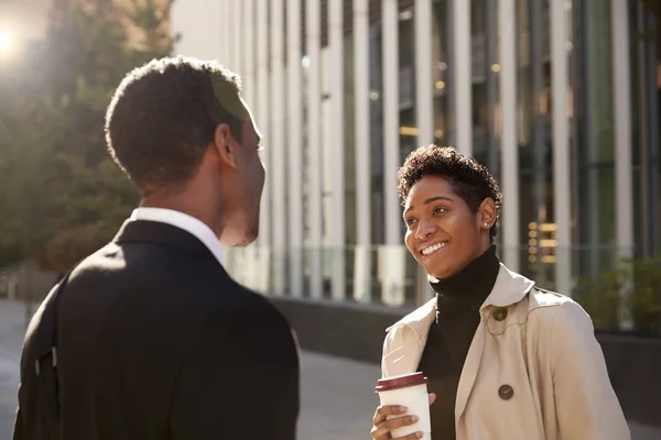 Χαμογελαστή Νεαρή Μαύρη Επιχειρηματίας Στέκεται Στο Δρόμο Ένα Καφέ Πακέτο — Φωτογραφία Αρχείου