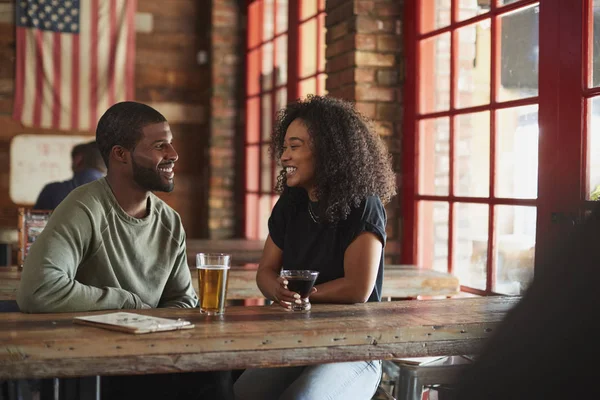 Jeune Couple Réunion Dans Bar Sportif Profiter Boire Avant Match — Photo