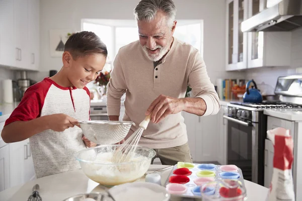 Pre Teen Pojke Göra Kaka Blandning Köket Med Sin Farfar — Stockfoto