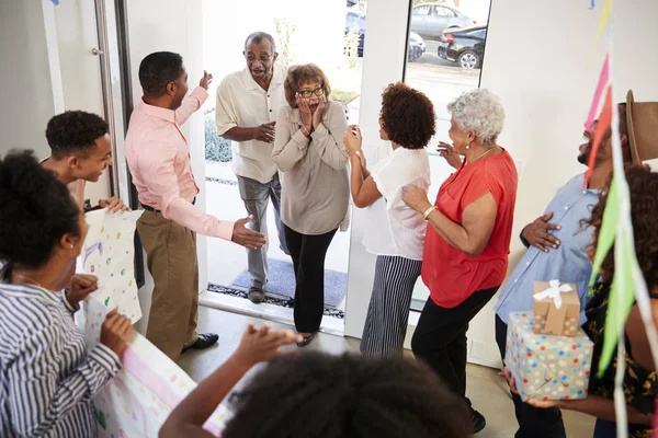 Senior Pareja Negra Llegando Casa Una Fiesta Sorpresa Familiar Vista —  Fotos de Stock