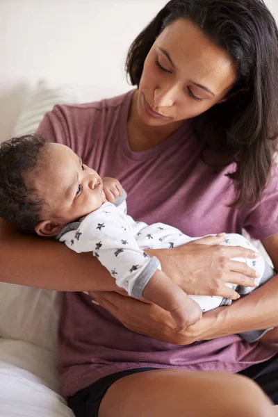 Madre Milenaria Raza Mixta Sentada Cama Sosteniendo Bebé Tres Meses — Foto de Stock