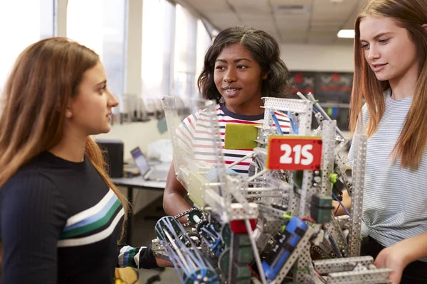 Γυναικείο Πανεπιστήμιο Φοιτητές Μεταφοράς Μηχανή Στην Επιστήμη Ρομποτική Μηχανική Κλάση — Φωτογραφία Αρχείου