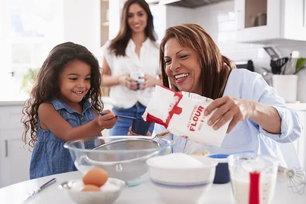 Giovane Ragazza Che Una Torta Cucina Con Sua Nonna Mamma — Foto Stock
