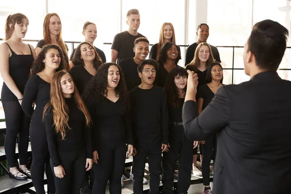 Manliga Och Kvinnliga Studenter Sjunger Kör Med Lärare Performing Arts — Stockfoto