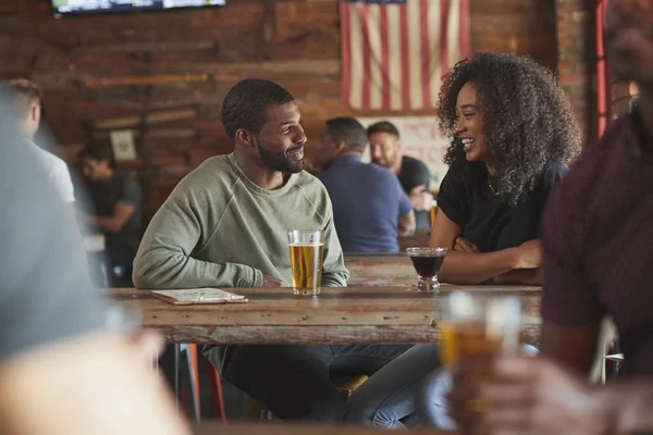 Jeune Couple Réunion Dans Bar Sportif Profiter Boire Avant Match — Photo