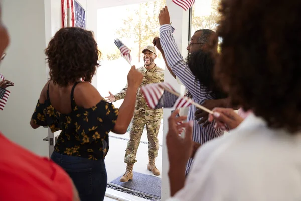 ミレニアル世代の女性と家族は若い黒人男性兵士の家を歓迎 — ストック写真