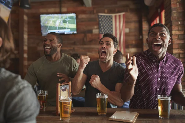 Grupo Amigos Masculinos Celebrando Mientras Ven Juego Pantalla Barra Deportes —  Fotos de Stock