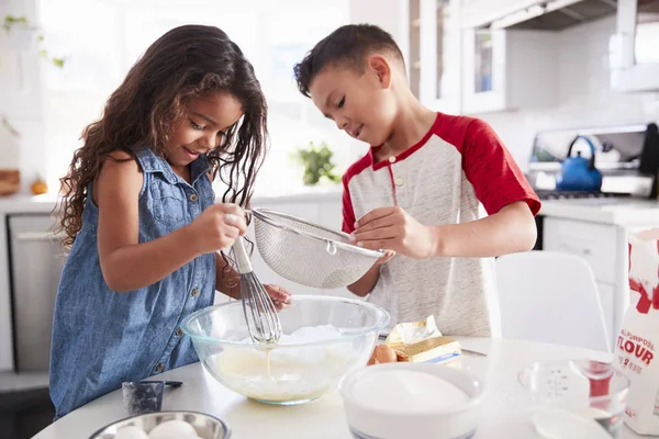 Bror Och Syster Förbereder Kaka Blandning Tillsammans Vid Köksbordet Midja — Stockfoto