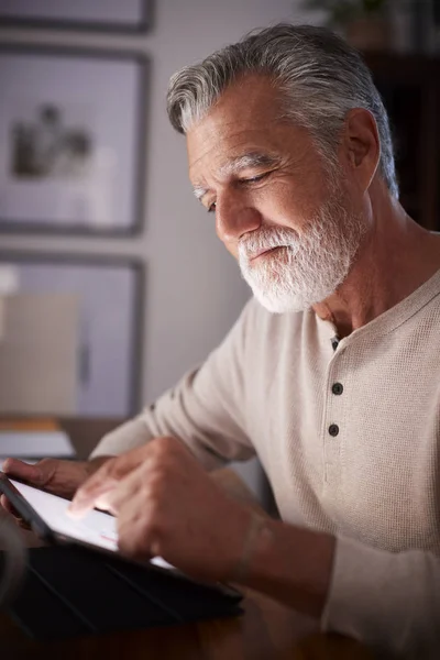 Starszy Hiszpan Siedzi Przy Stole Przy Użyciu Komputera Typu Tablet — Zdjęcie stockowe