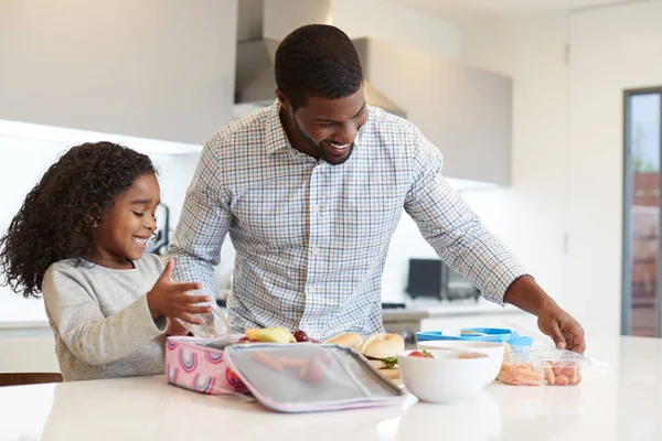 Córka Kuchni Domu Pomagając Ojcu Aby Zdrowe Pakowane Lunch — Zdjęcie stockowe